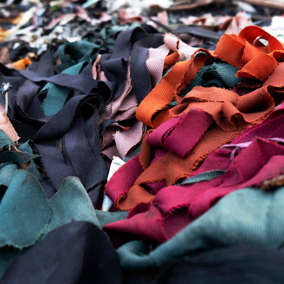 Firmantes de paz confeccionaron 3.600 morrales escolares con residuos textiles reciclados