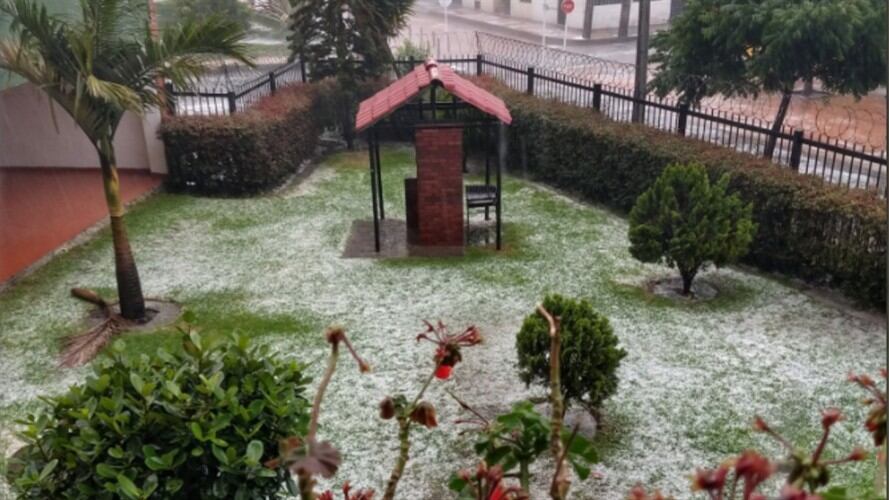 Fuerte granizada en Bogotá este miércoles 24 de marzo. Foto: Twitter: @FredyAvilaM