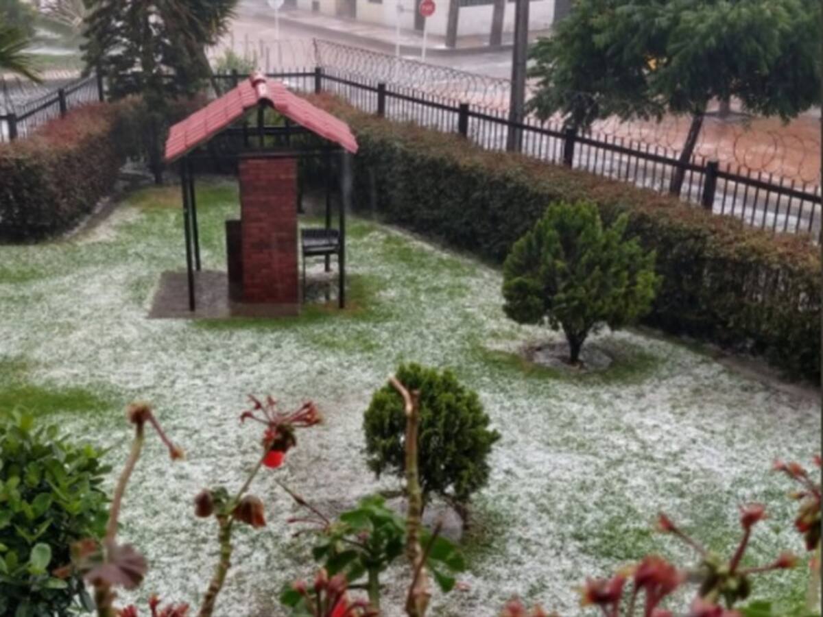 Video: Impresionantes imágenes de la granizada en Bogotá