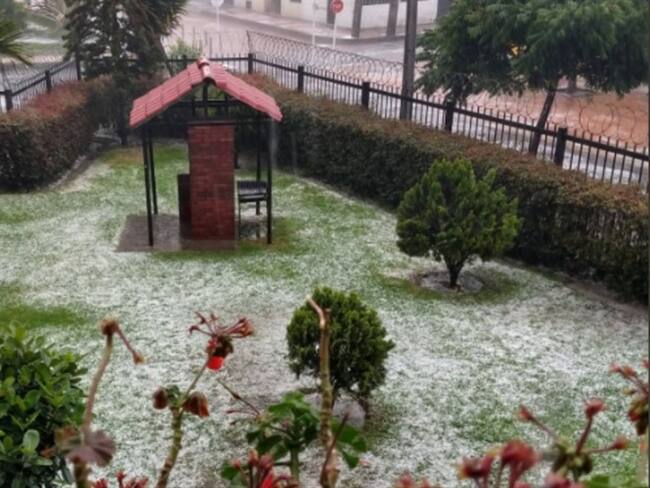 Fuerte granizada en Bogotá este miércoles 24 de marzo. Foto: Twitter: @FredyAvilaM