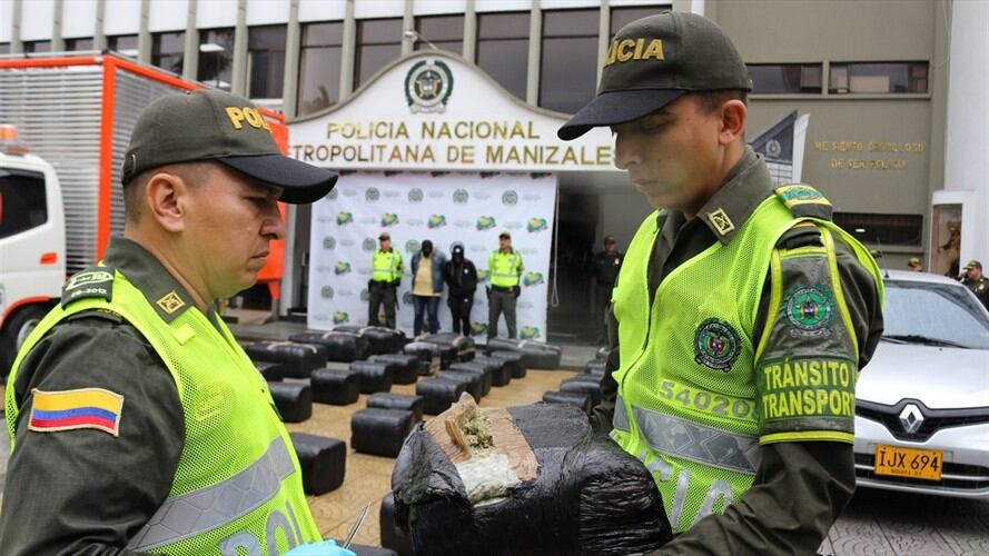 Se encontraban en un parqueadero de vehículos, cuyo cargamento de 2.600 kilos estaban prensados en 45 bloques que estaban tapados con cartones y empacados en envolturas plásticas transparentes. Foto: Policía Nacional