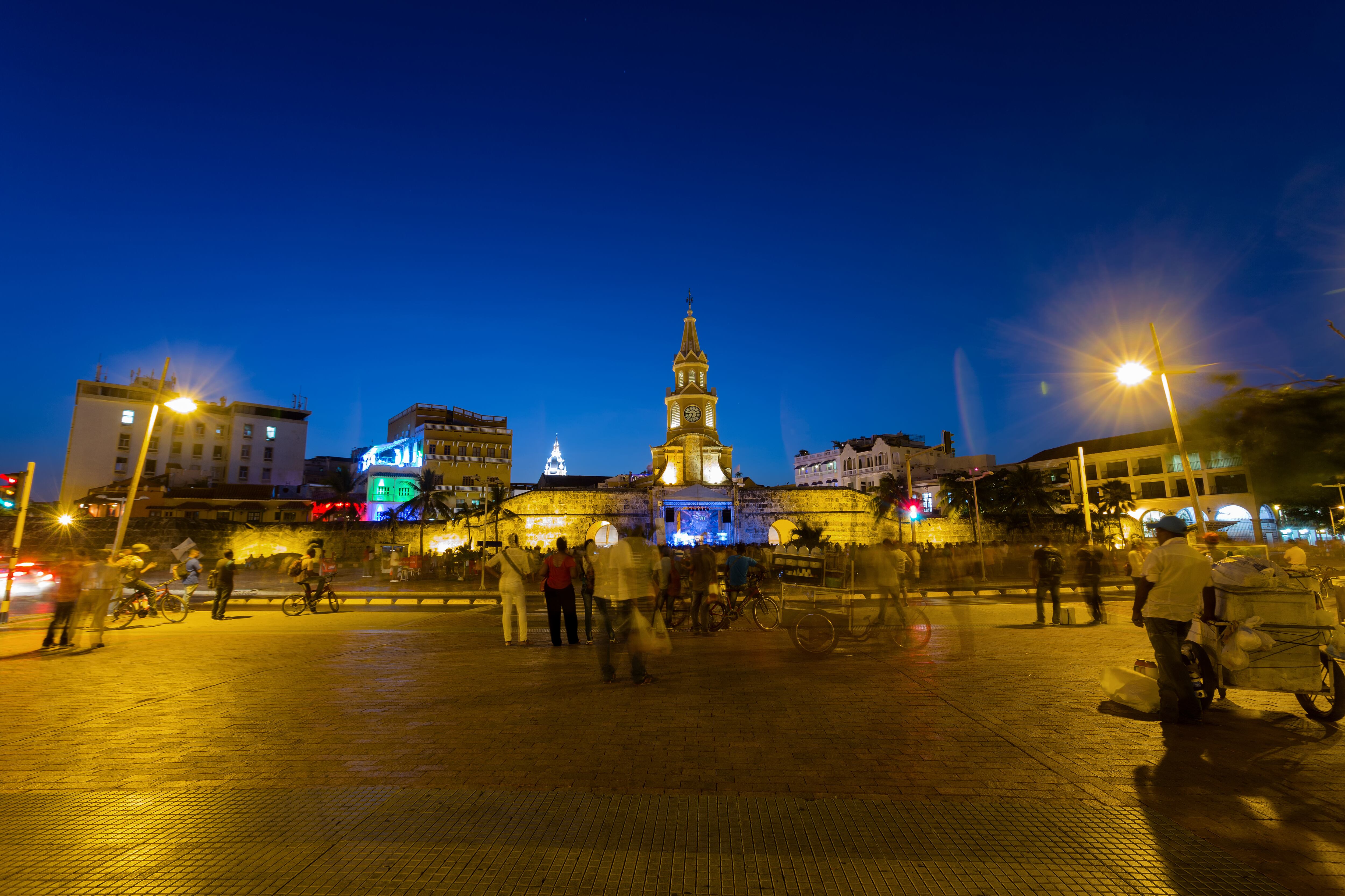 Puerta de la torre del reloj en Cartagena, Colombia. Vía Getty Images.