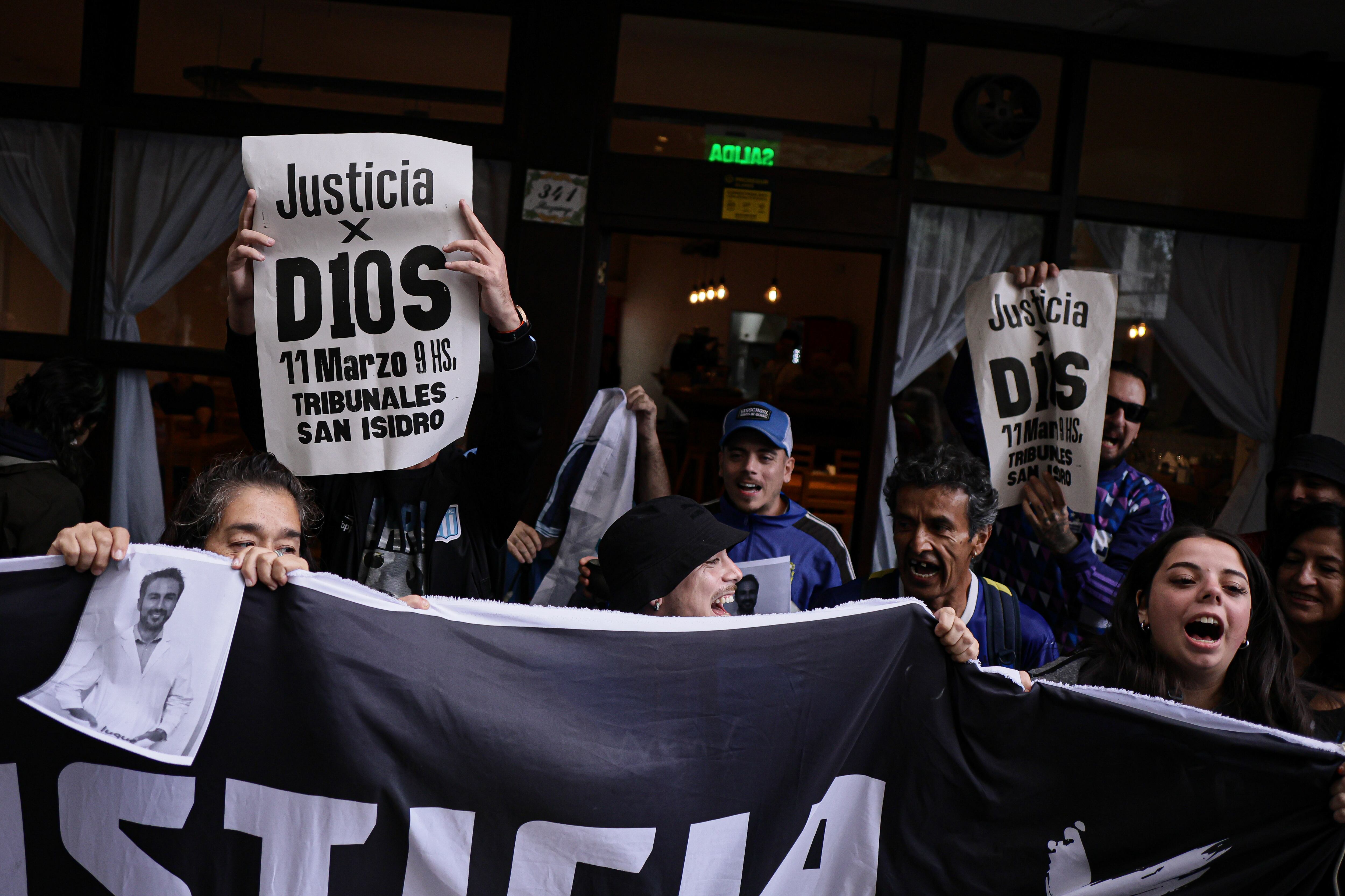 Partidarios de Diego Maradona protestan en las afueras de la corte en San Isidro. FOTO: Luciano Gonzalez/Anadolu via Getty Images