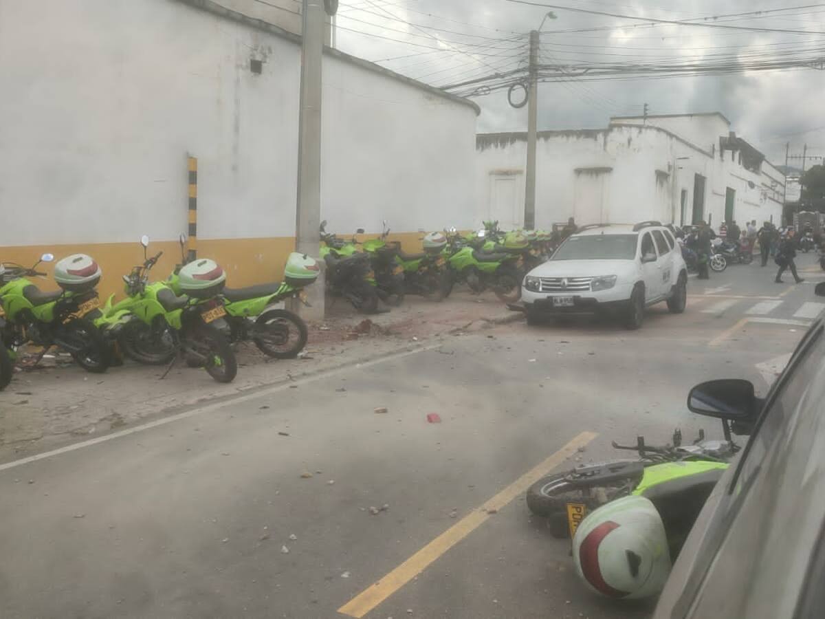 Cinco policías heridos tras explosión frente a estación de Policía en Bucaramanga