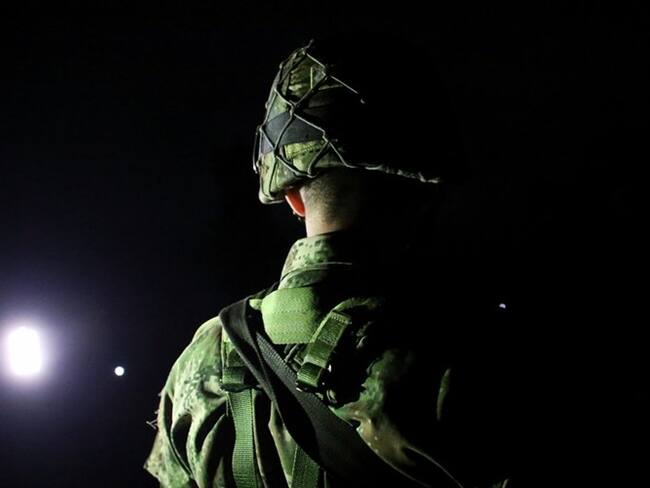 Los militares fueron rodeados por las comunidades, que exigieron detener las actividades . Foto: Colprensa