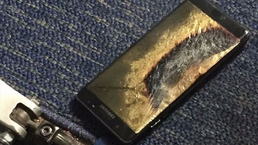 La batería de un Galaxy Note 7 explotó en un avión de una aerolínea estadounidense.. Foto: BBC Mundo