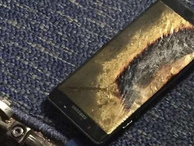 La batería de un Galaxy Note 7 explotó en un avión de una aerolínea estadounidense.. Foto: BBC Mundo