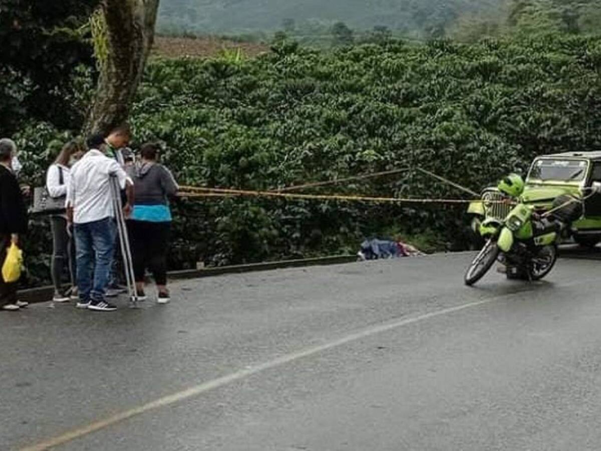 Mujer falleció después de que chocara contra un vehículo en vías de Caldas