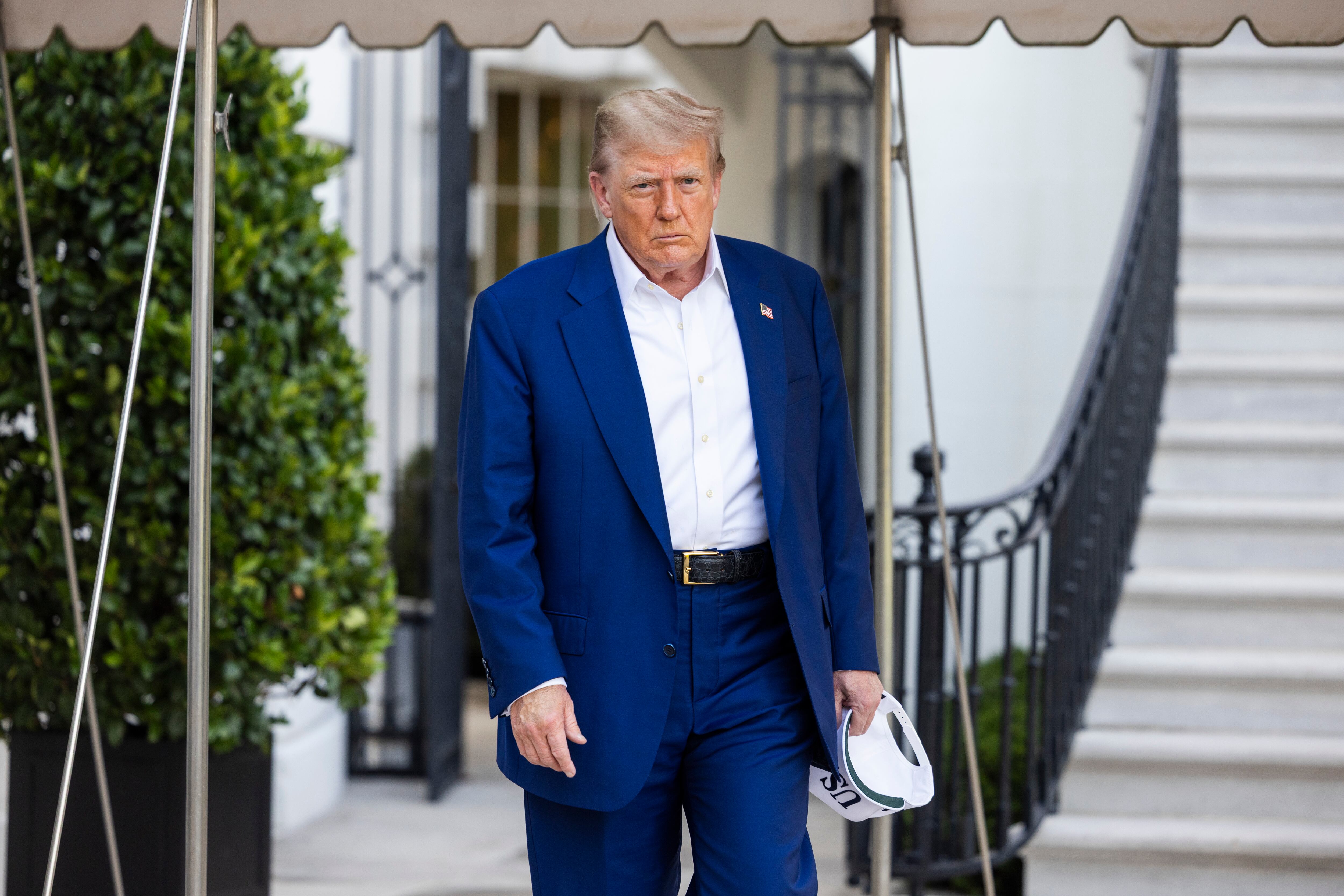 WASHINGTON (United States), 24/06/2025.- US President Donald Trump prepares to speak to the media as he departs the White House for the NATO leaders summit, in Washington, DC, USA, 24 June 2025. The president answered questions about accusations of ceasefire violations in the Iran-Israel conflict. EFE/EPA/JIM LO SCALZO