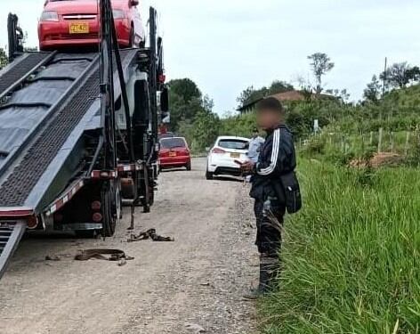 Los supuestos delincuentes, al parecer, hurtaron un vehículo tipo 'niñera'. Crédito: Red de Apoyo Cauca.
