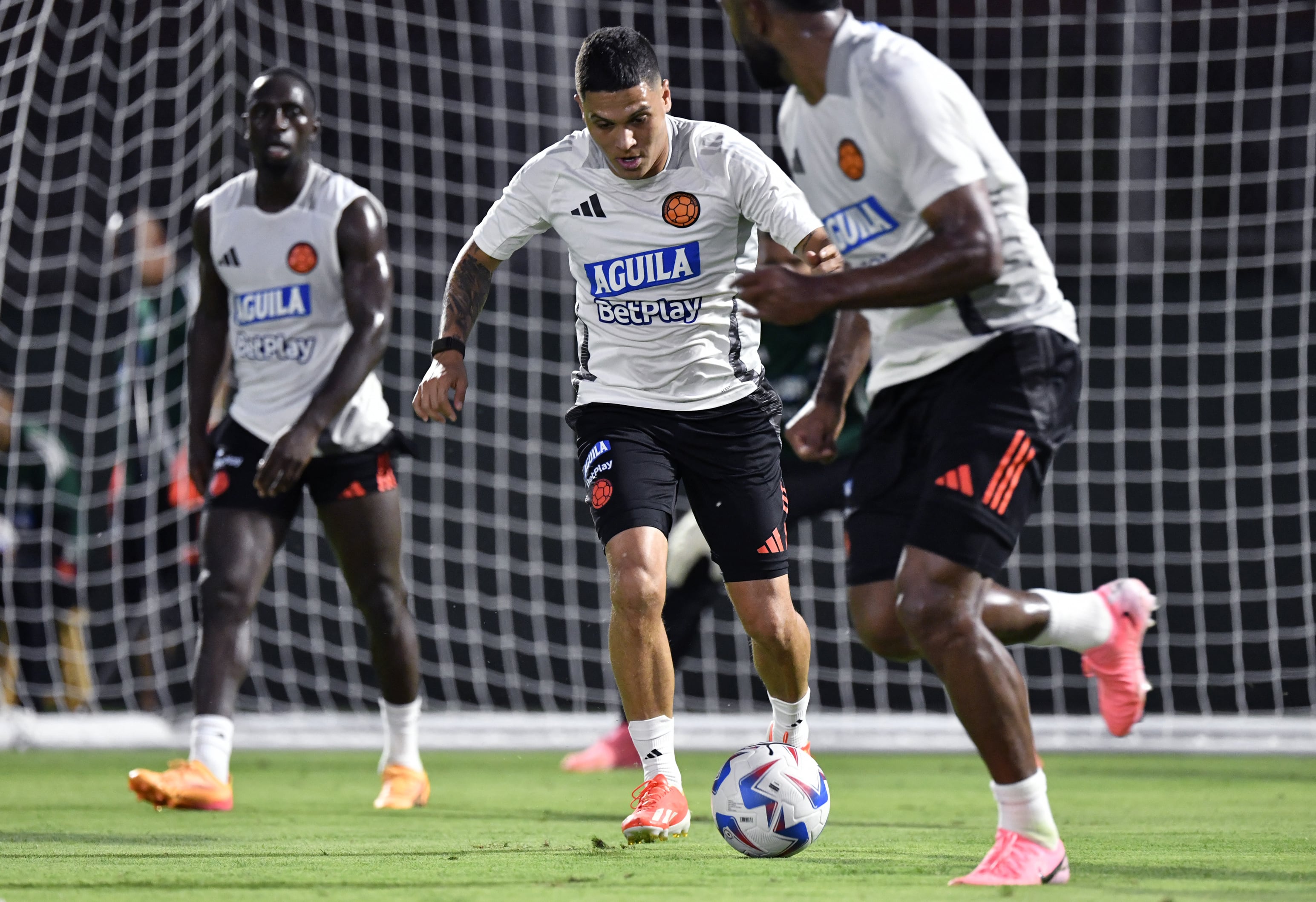 AME7176. GLENDALE (ESTADOS UNIDOS), 27/06/2024.- Fotografía cedida por la Federación Colombiana de Fútbol (FCF) del Juan fernando Quintero durante un entrenamiento de la selección Colombia de mayores, el 26 de junio de 2024, en Glendale (Az, EE.UU.). EFE/ FCF/SOLO USO EDITORIAL/ SOLO DISPONIBLE PARA ILUSTRAR LA NOTICIA QUE ACOMPAÑA (CRÉDITO OBLIGATORIO)
