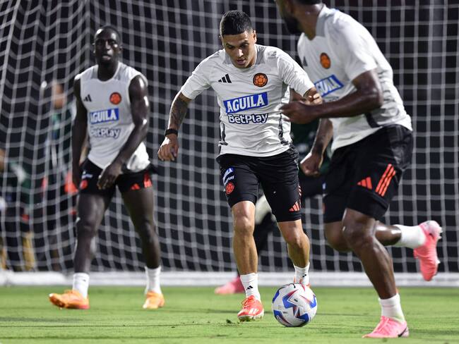 AME7176. GLENDALE (ESTADOS UNIDOS), 27/06/2024.- Fotografía cedida por la Federación Colombiana de Fútbol (FCF) del Juan fernando Quintero durante un entrenamiento de la selección Colombia de mayores, el 26 de junio de 2024, en Glendale (Az, EE.UU.). EFE/ FCF/SOLO USO EDITORIAL/ SOLO DISPONIBLE PARA ILUSTRAR LA NOTICIA QUE ACOMPAÑA (CRÉDITO OBLIGATORIO)