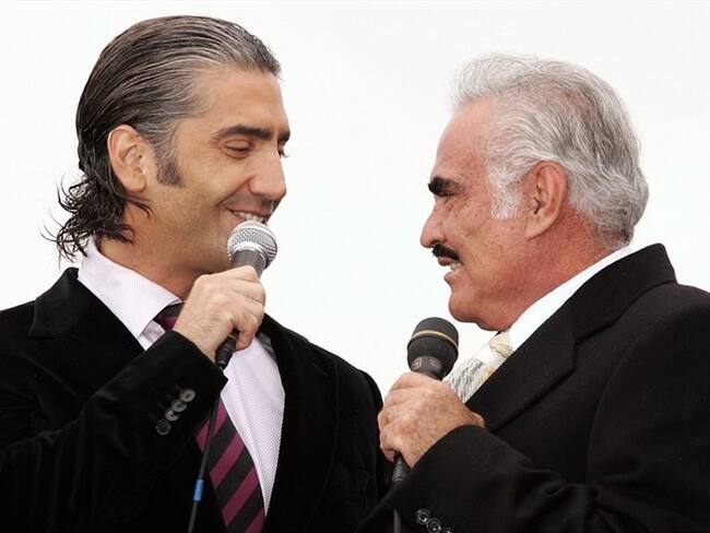 Alejandro Fernández y su padre Vicente Fernández. Foto: Frazer Harrison/Getty Images