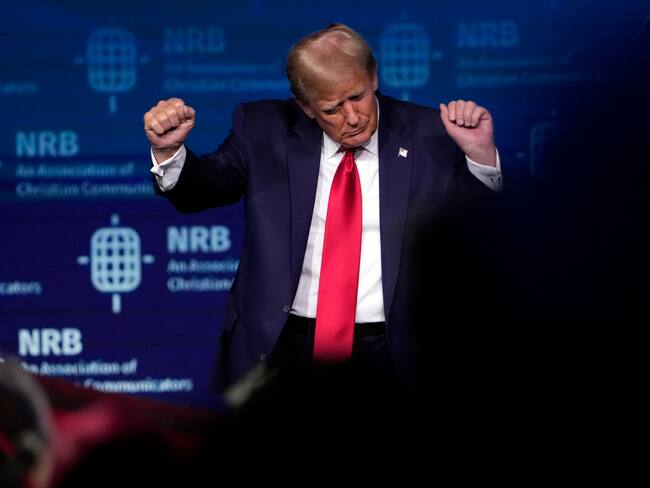 El expresidente Donald J. Trump baila tras intervenir en un foro presidencial en la Convención Internacional de Medios Cristianos 2024 de National Religious Broadcasters en Nashville, Tennessee, Estados Unidos. EFE/ MARK HUMPHREY