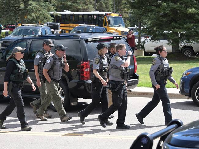 Agentes de la ley responden a un tiroteo en Evergreen High School en Evergreen, Colorado, el miércoles 10 de septiembre de 2025. (Foto de Hyoung Chang/The Denver Post)