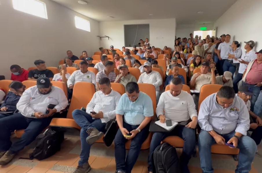 La comunidad de los sectores de Puerto Serviez, Puerto Parra y el Kilómetro 2 y medio se reunieron en Puerto Boyacá con la ANI / Foto: Suministrada.