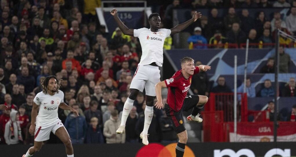 Davinson Sanchez durante el partido entre Galatasaray y Manchester United. Foto: Rasid Necati Aslim/Anadolu Agency via Getty Images.