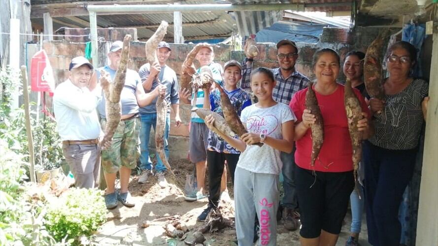 Vecinos y abuelitos de un geriátrico disfrutaron de asado y pescado con yuca.. Foto: W