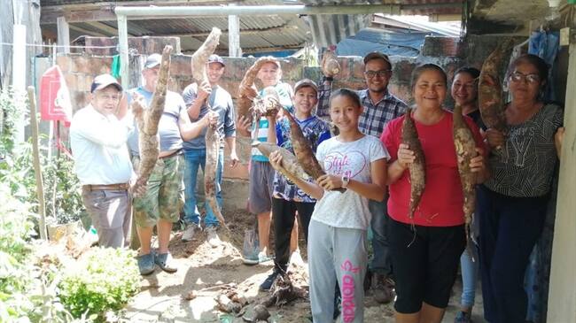 Vecinos y abuelitos de un geriátrico disfrutaron de asado y pescado con yuca.. Foto: W