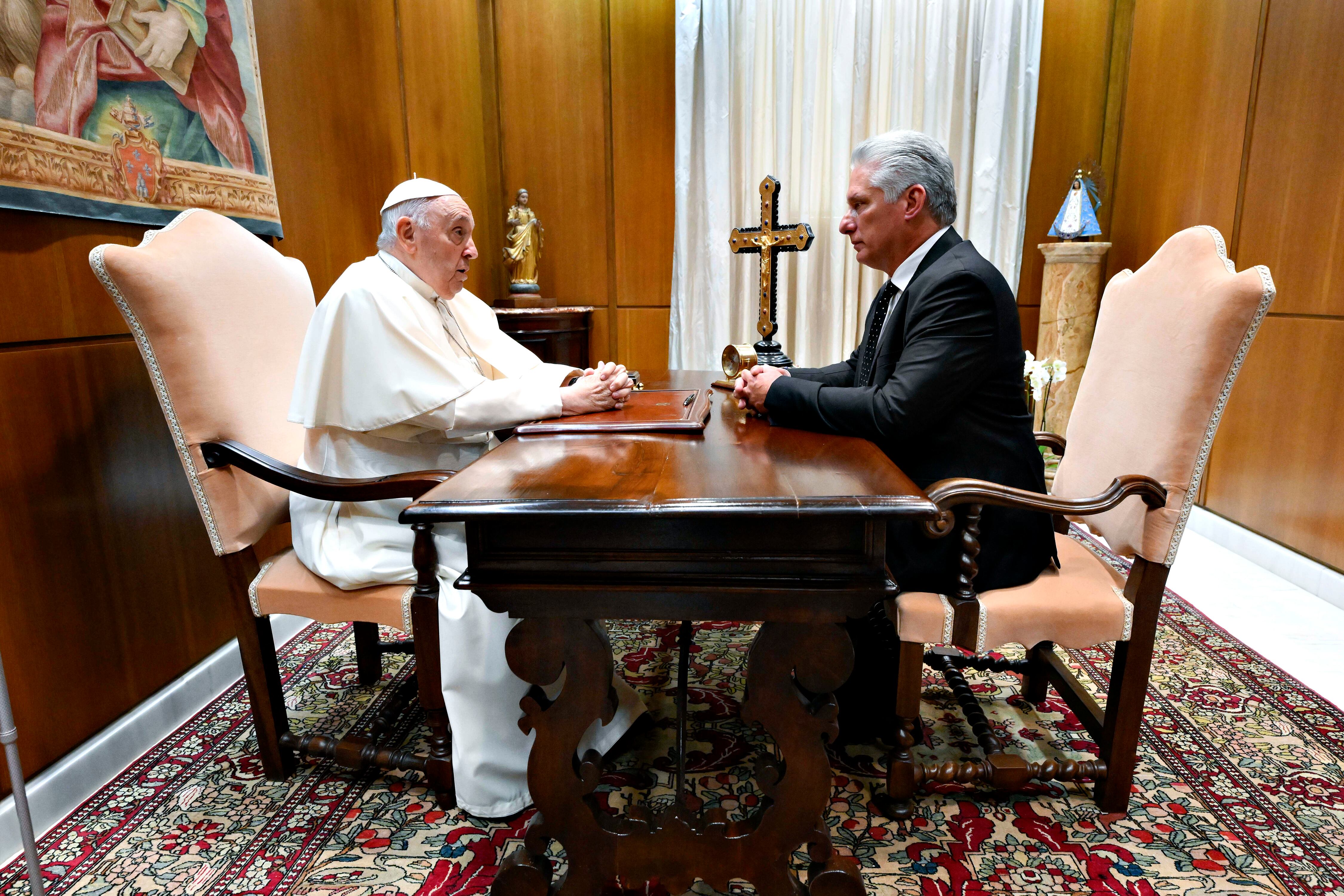 El Papa Francisco y el presidente cubano Miguel Díaz-Canel en la Ciudad del Vaticano. Foto: Vatican Pool/Getty Images
