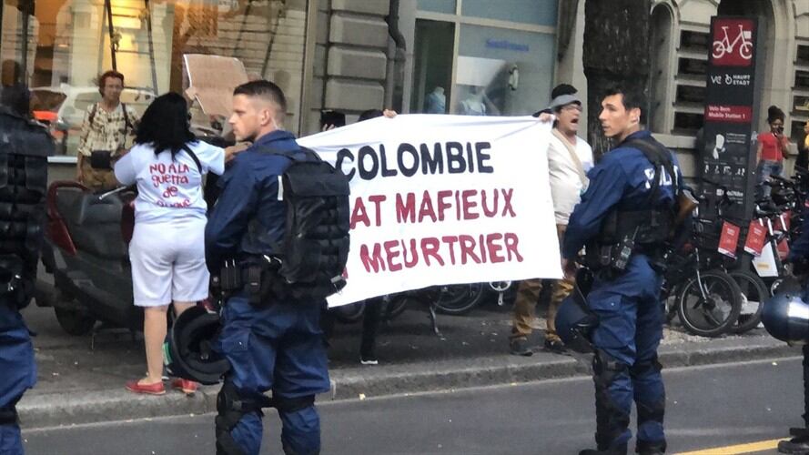 A su llegada a Berna, Suiza, alrededor de 15 personas lanzaron arengas contra el presidente Iván Duque, especialmente por el asesinato de líderes sociales.. Foto: W Radio