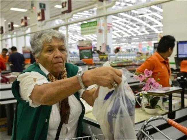 El ranking se basa en la canasta básica británica, que incluye carne, leche, arroz, pastas, papas, lechuga, tomates y frutas, presentes en la mayoría de los países. Foto: BBC Mundo / AFP