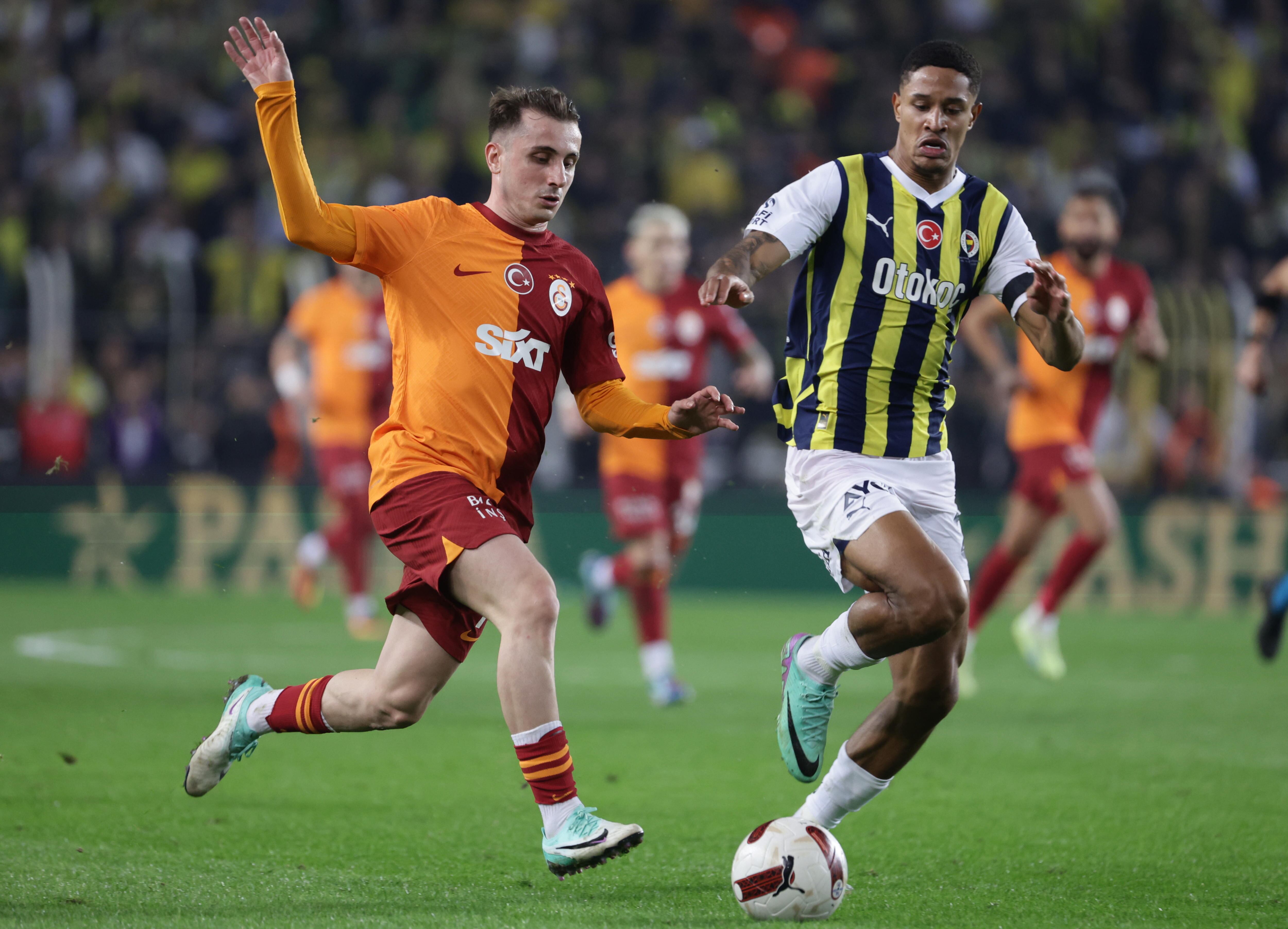 Istanbul (Turkey), 24/12/2023.- Jayden Oosterwolde (R) of Fenerbahce in action against Kerem Akturkoglu (L) of Galatasaray during the Turkish Super League soccer match between Fenerbahce and Galatasaray in Istanbul, Turkey, 24 December 2023. (Turquía, Estanbul) EFE/EPA/ERDEM SAHIN