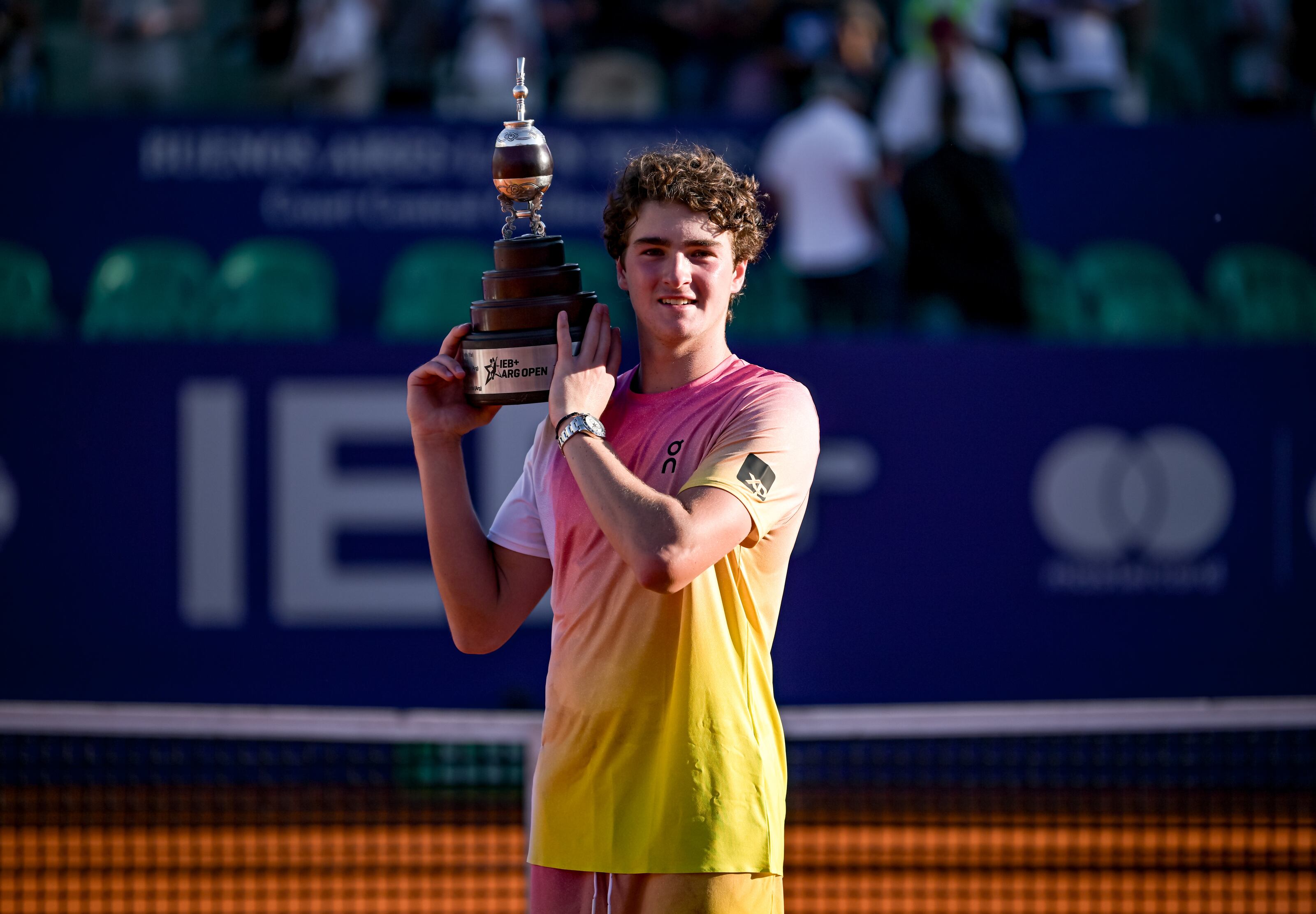 João Fonseca levantando trofeo del abierto de Argentina. FOTO: Marcelo Endelli/Getty Images