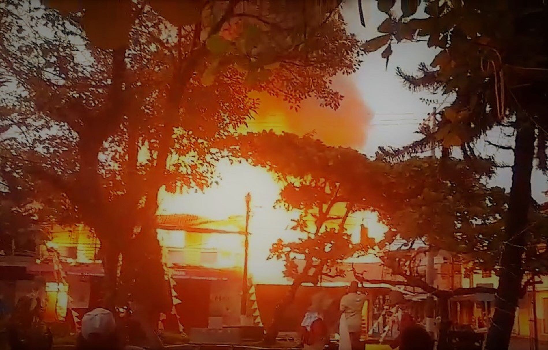 Con baldes y otros elementos la comunidad junto a los organismos de socorro lograron apaciguar las llamas. Crédito: Timbiquí Hoy.