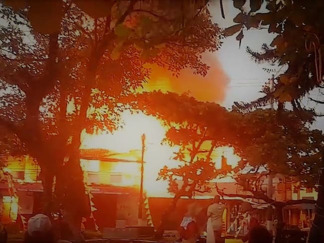Con baldes y otros elementos la comunidad junto a los organismos de socorro lograron apaciguar las llamas. Crédito: Timbiquí Hoy.