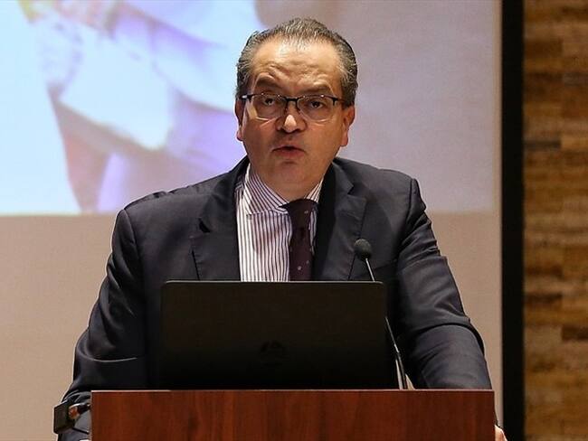 El procurador general de la Nación, Fernando Carrillo Flórez, precisó que ante la falta de una ley que regule la realización de sesiones virtuales, se debe acatar lo señalado por la Corte. Foto: Colprensa / CAMILA DÍAZ