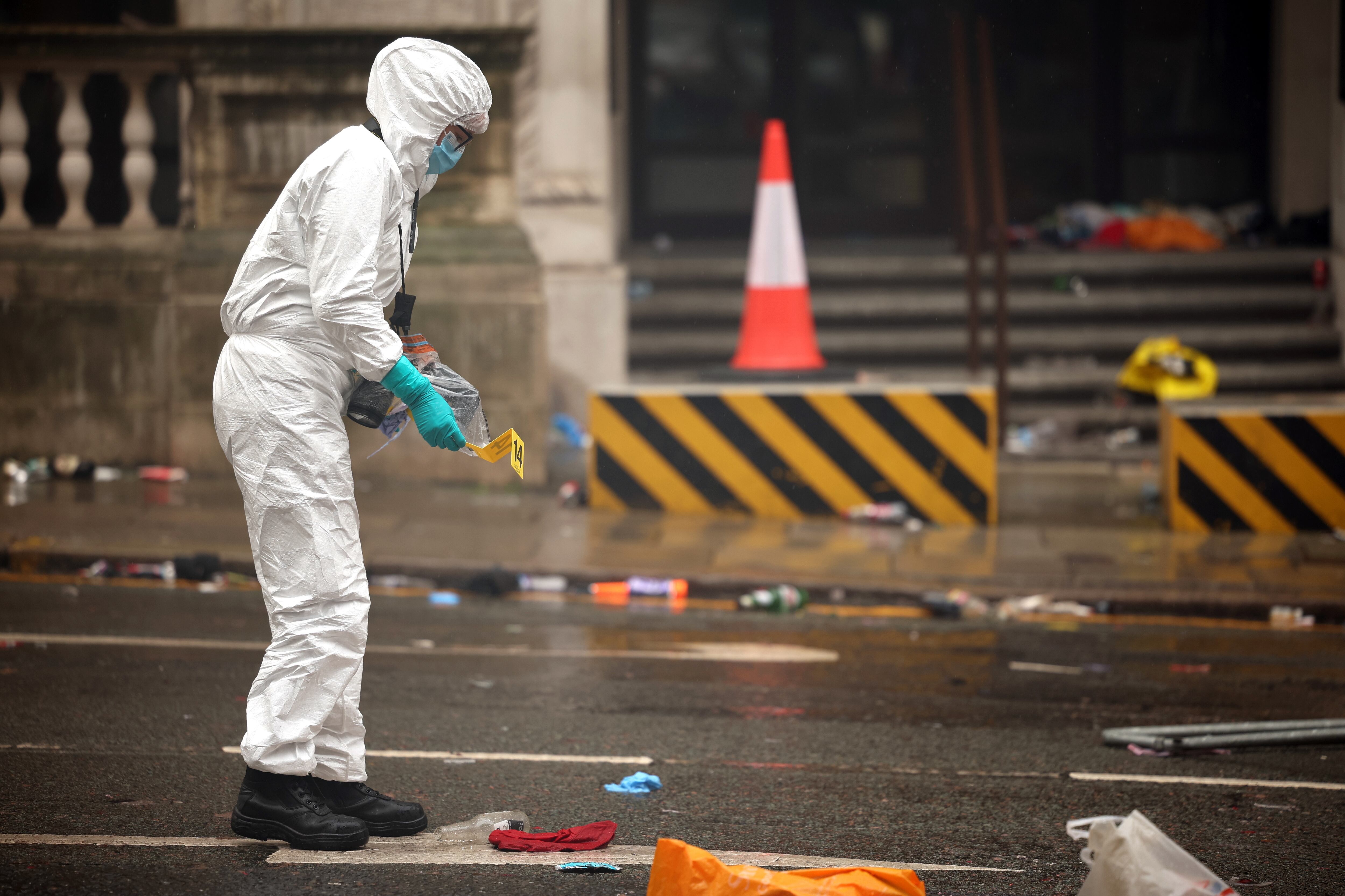 Forenses de Liverpool. Foto: EFE/EPA/ADAM VAUGHAN.