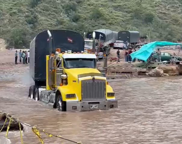 Más de 400 vehículos de carga están cruzando a diario por El Tarrita