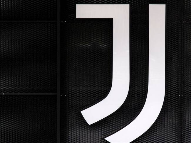 Escudo e imagen de la Juventus de Turín. Foto: MARCO BERTORELLO/AFP via Getty Images