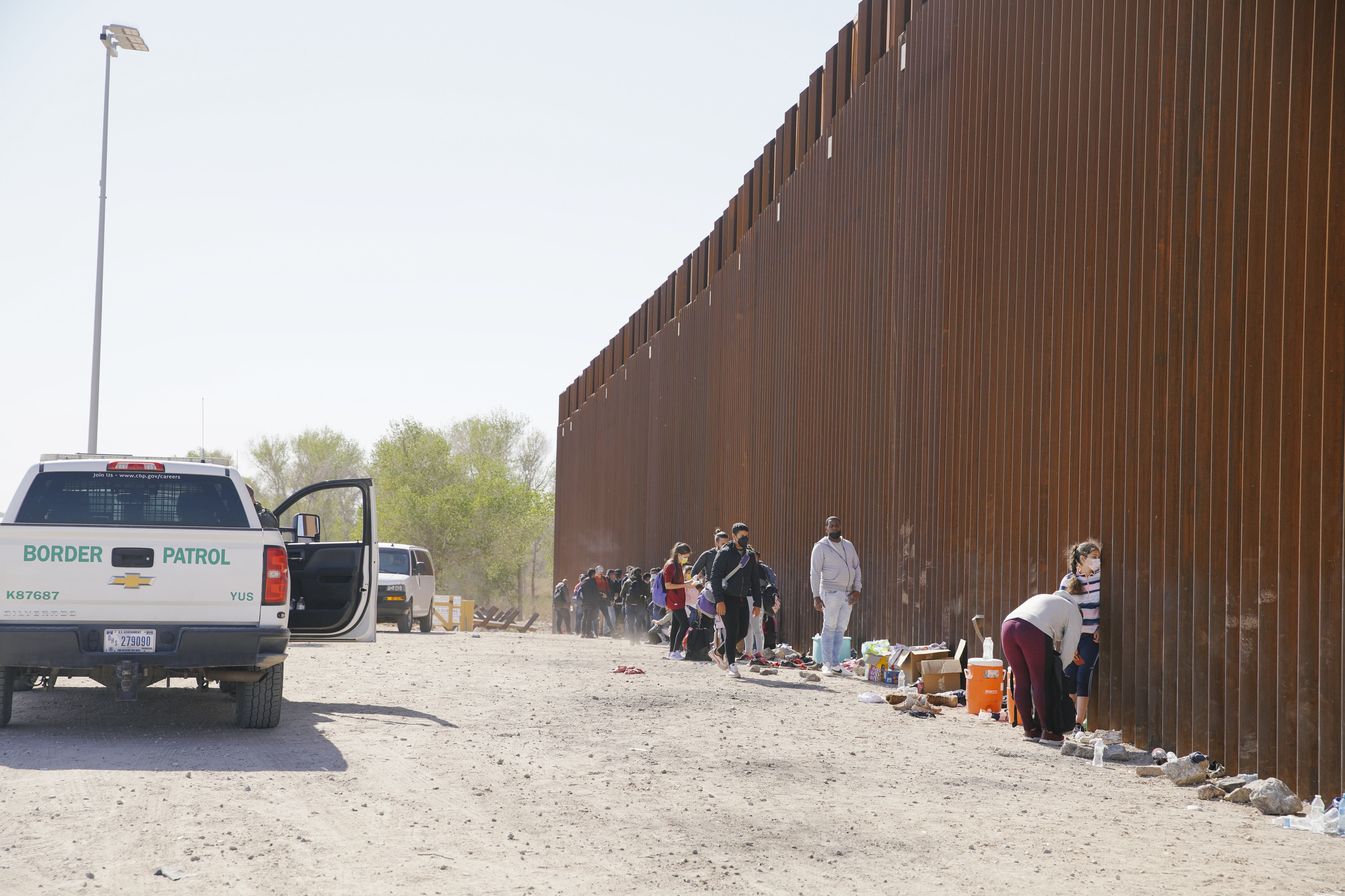 ââââââââââââââYUMA, ARIZONA, UNITED STATES - FEBRUARY 21: Asylum seekers from Colombia, Venzuela, and Cuba wait next to the USA border wall with Mexico, to be processed by CBP on February 21, 2022 in Yuma, Arizona, United States. (Photo by Katie McTiernan/Anadolu Agency via Getty Images)