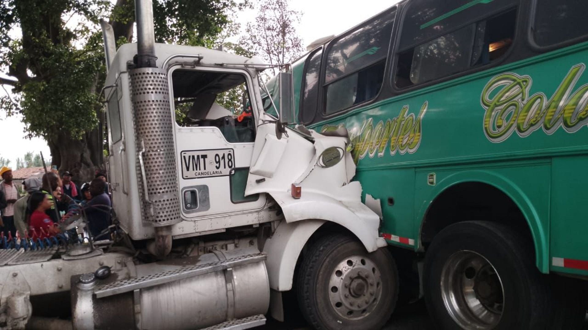 Accidente entre bus escolar y tractomula en el Valle del Cauca. Foto: Cortesía.