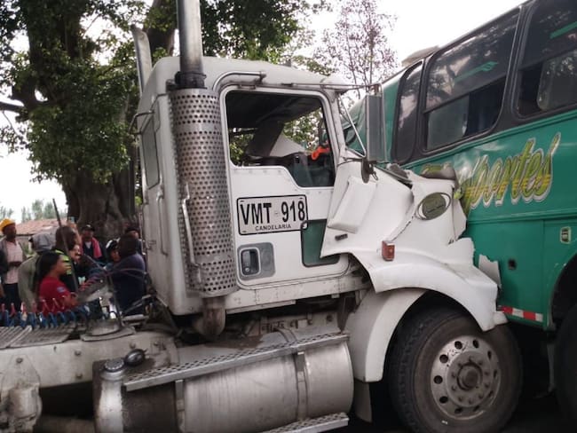 Accidente entre bus escolar y tractomula en el Valle del Cauca. Foto: Cortesía.