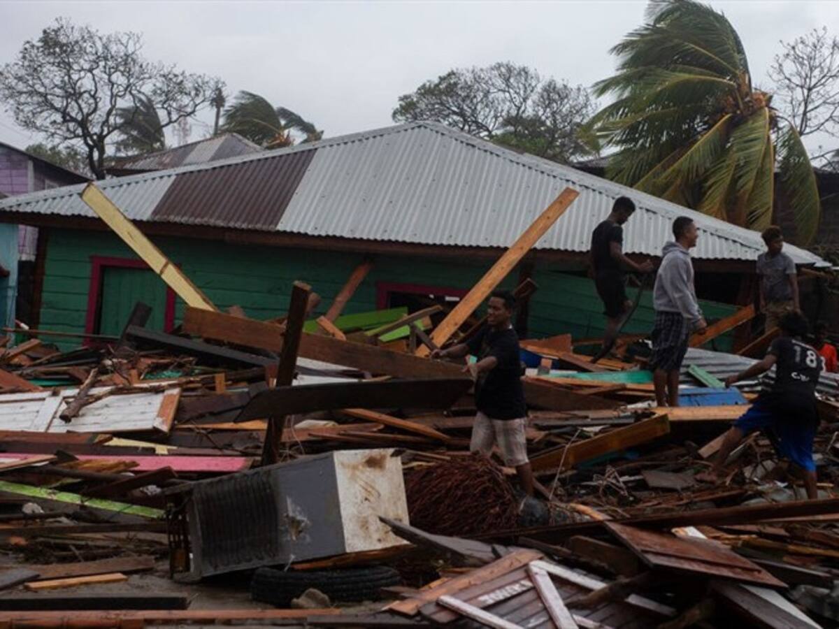 Cientos de colombianos buscan información de seres queridos en San Andrés y Providencia