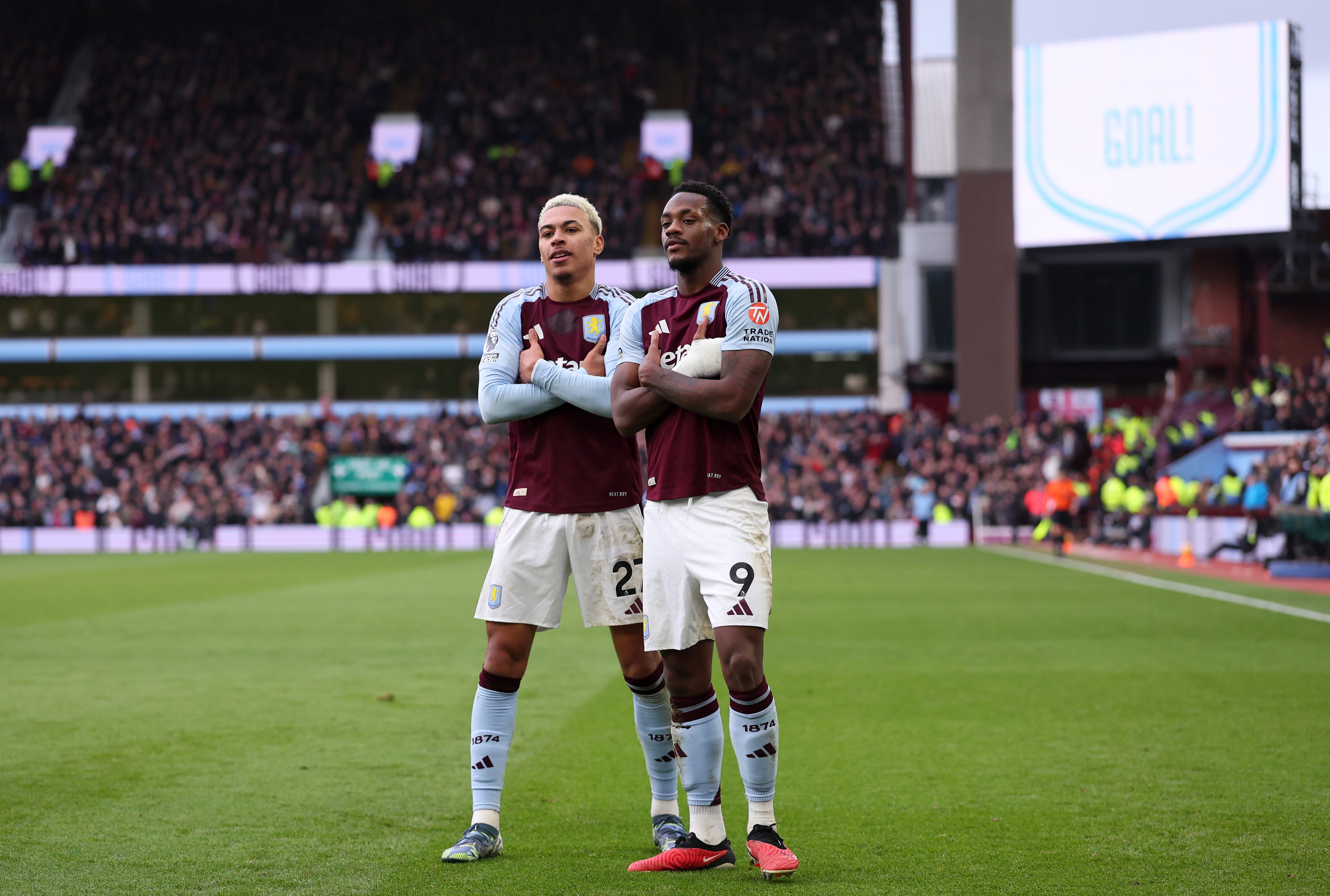 Jhon Jader Durán festeja uno de los goles ante el City junto a Morgan Rogers. (Photo by Aston Villa/Aston Villa FC via Getty Images)