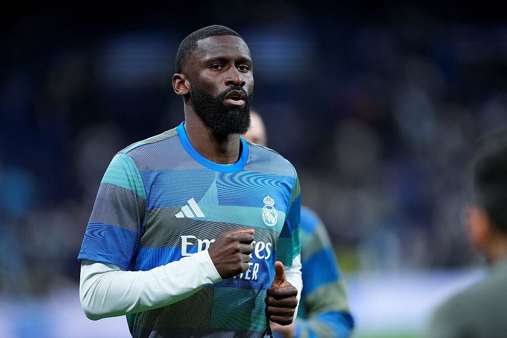 Antonio Rudiger calienta en el Santiago Bernabeu antes del encuentro de liga ante el Real Betis en enero de 2026. FOTO: Oscar J. Barroso/Europa Press vía Getty Images