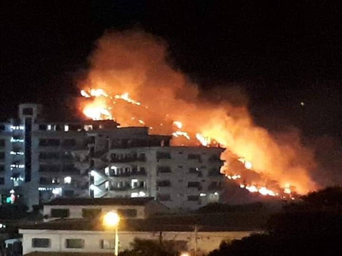 Incendio consume cerro de Santa Marta