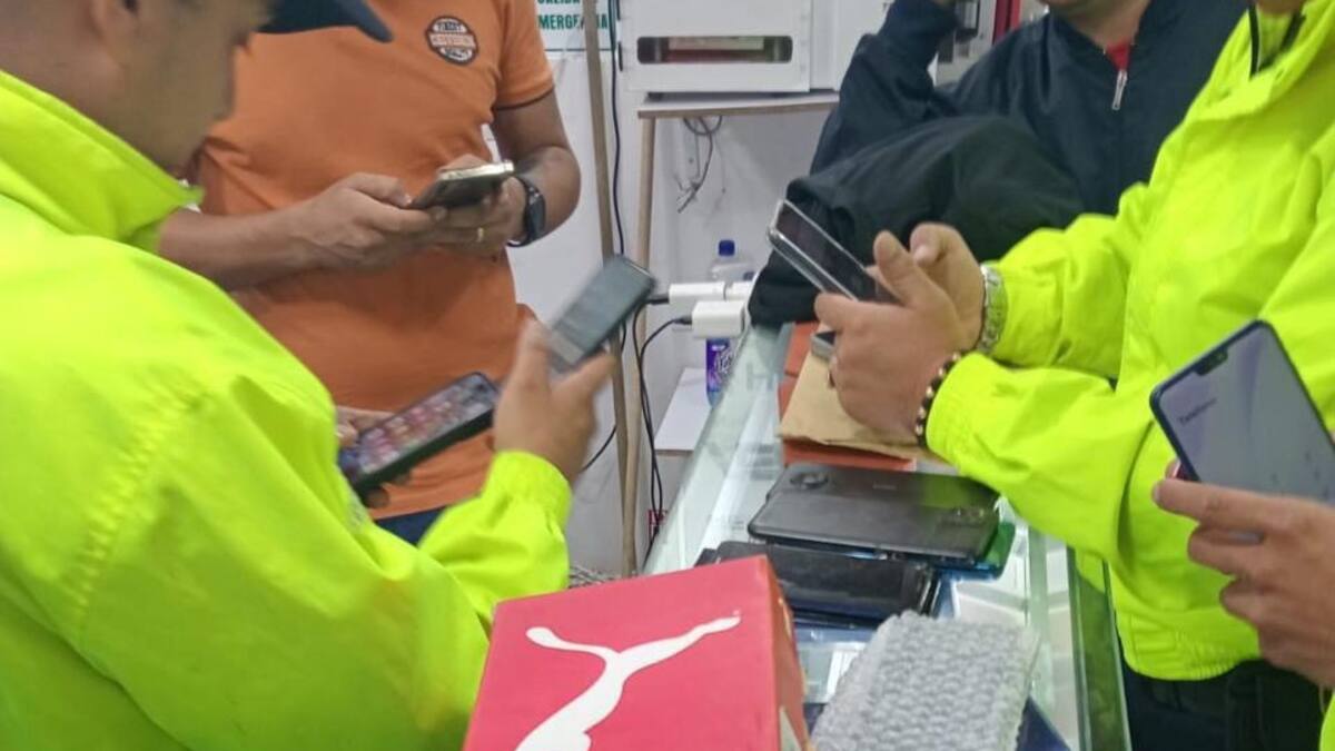 Incautaron más de 30 celulares robados y con manipulación ilegal en el centro de Bogotá