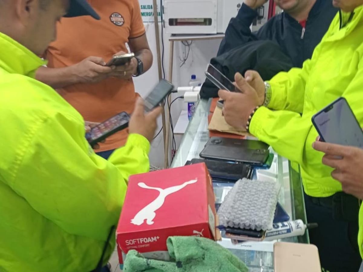 Incautaron más de 30 celulares robados y con manipulación ilegal en el centro de Bogotá