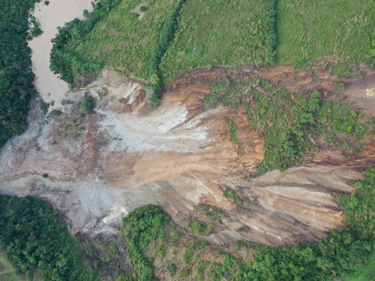 Derrumbe de grandes proporciones represó un río en el norte de Caldas