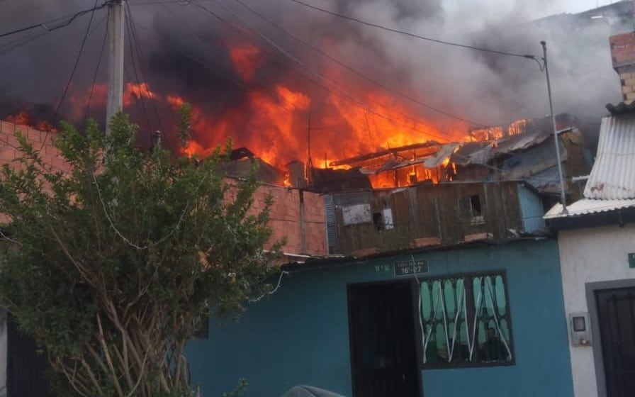 Incendio en Ciudad Bolívar deja varias viviendas afectadas. Foto: Suministrada.