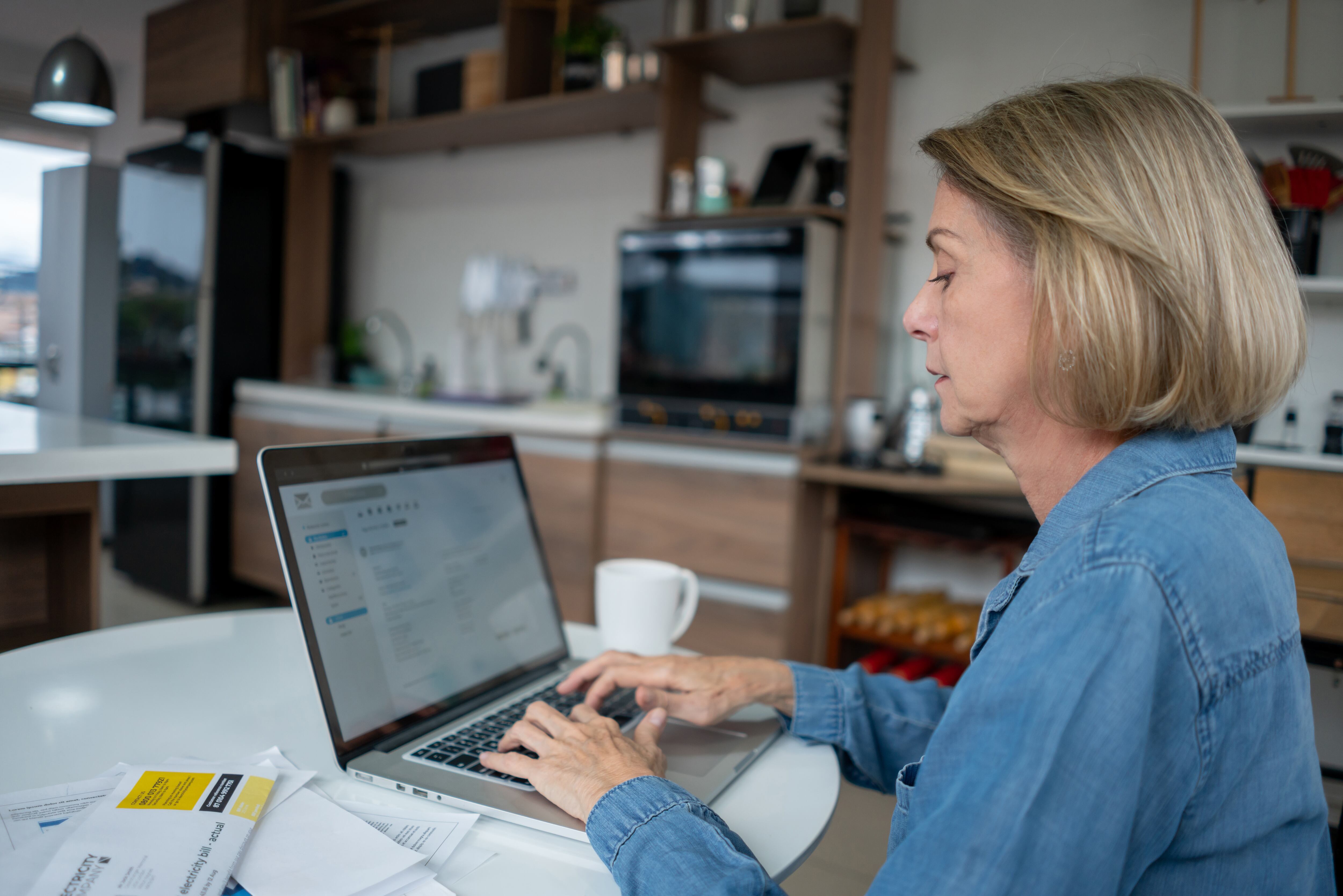 Mujer revisando su correo electrónico en un computador (Getty Images)