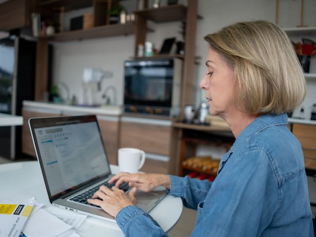 Mujer revisando su correo electrónico en un computador (Getty Images)