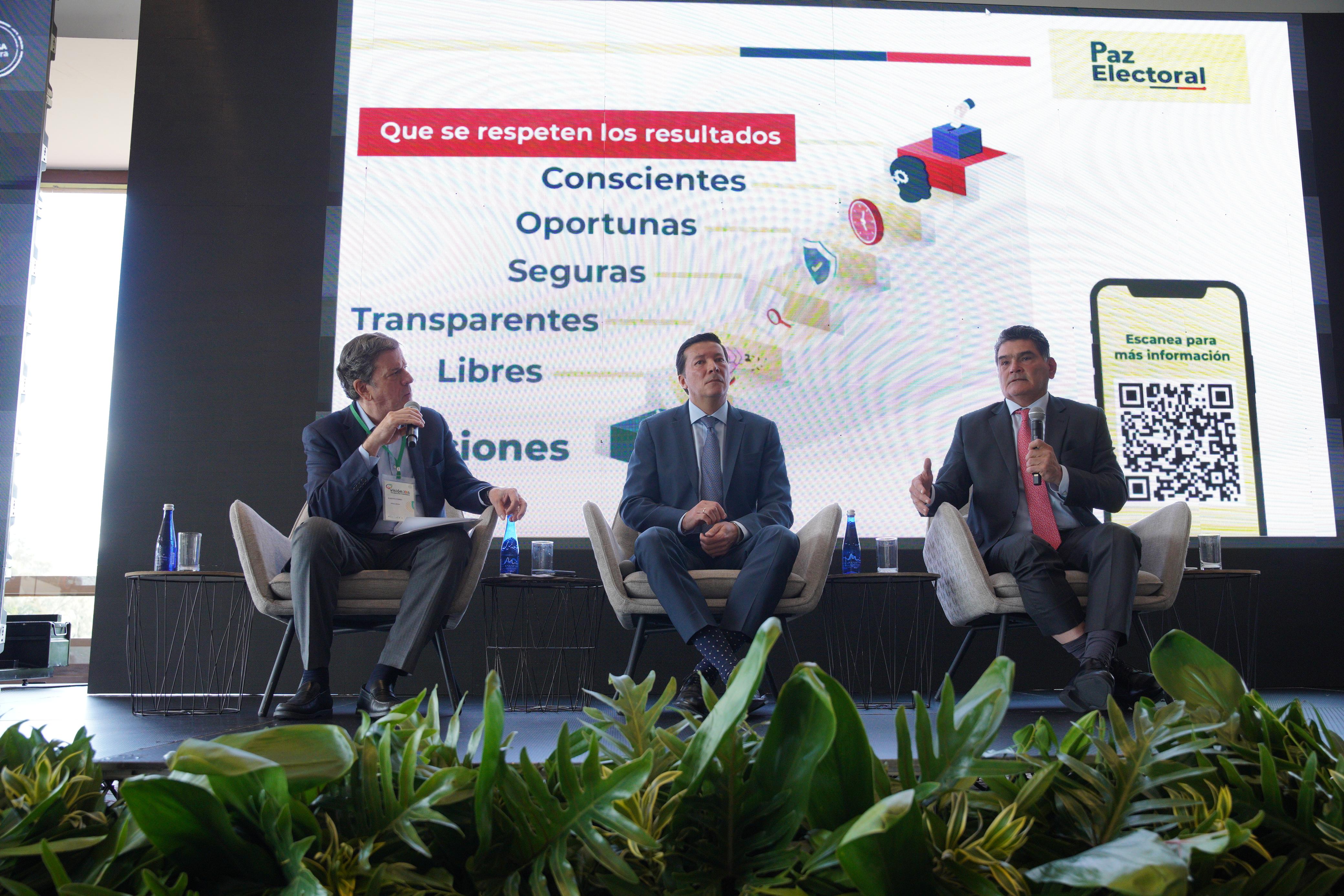 Hernán Penagos yGregorio Eljach, en
conversación con Roberto Pombo