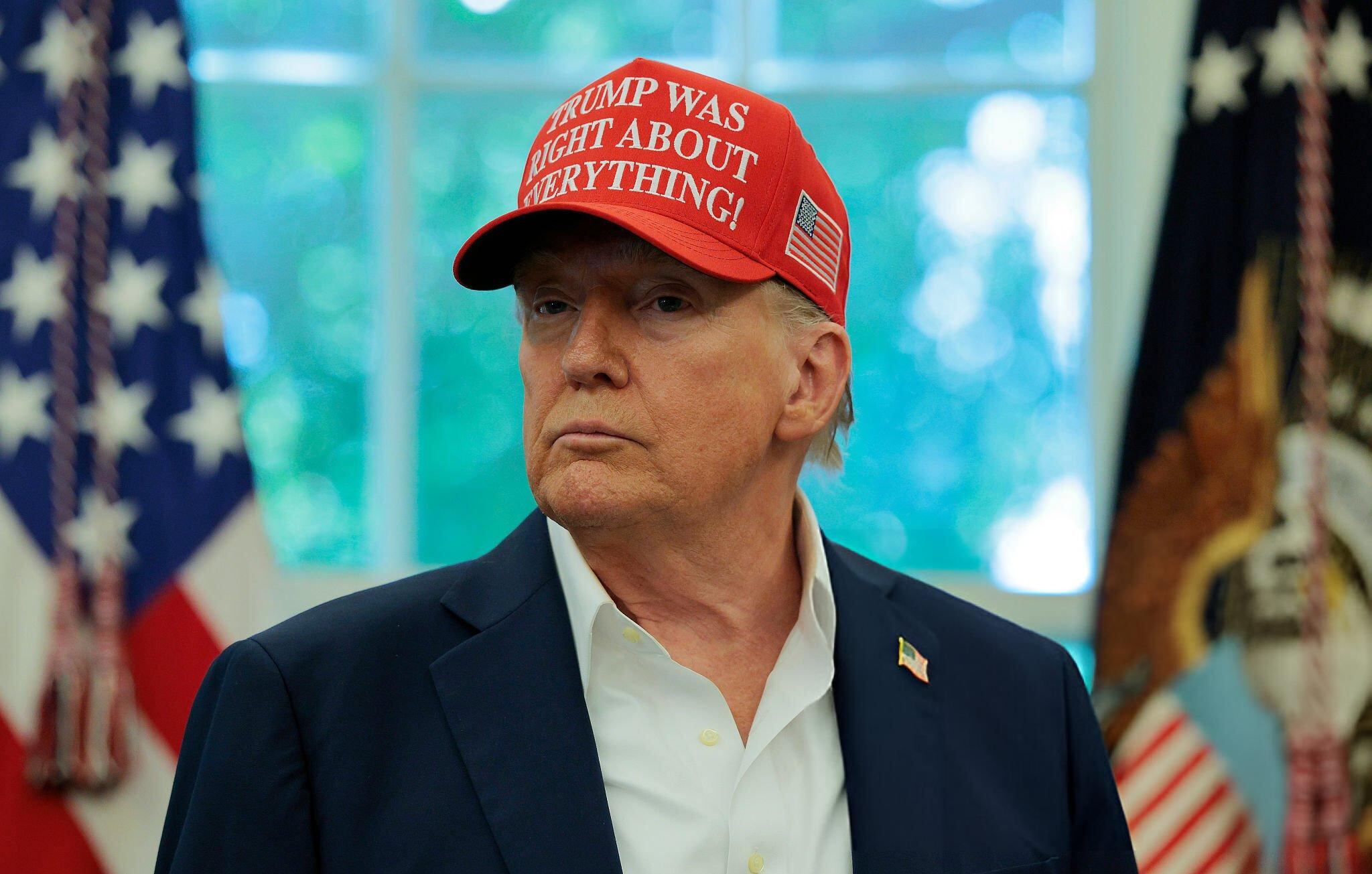 El presidente de Estados Unidos, Donald Trump, habla en la Oficina Oval el 22 de agosto de 2025 en Washington D. C.  (Foto de Chip Somodevilla/Getty Images)