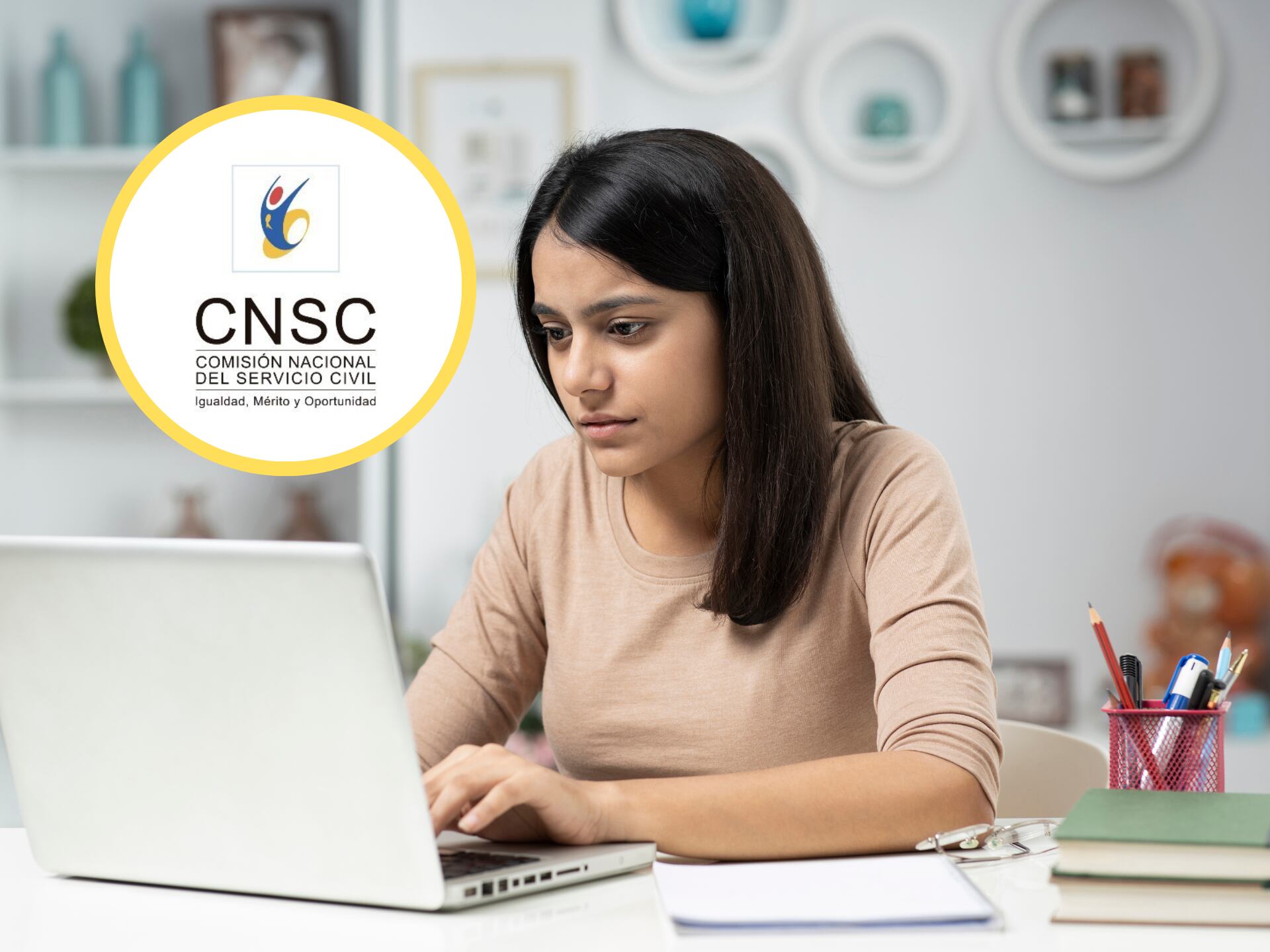 Mujer usando un computador portátil. En el círculo, logo de la Comisión Nacional del Servicio Civil (GettyImages / Redes sociales)